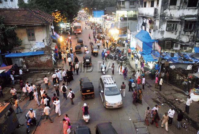 The crowded roads in Ghatkopar tops the list of woes for residents. Pic/Sameer Markande