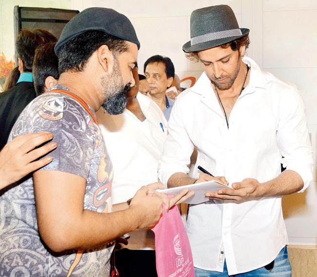 Hrithik Roshan signs a sketch of his