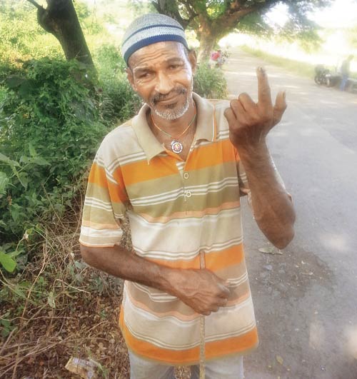 Javlu Wagat (65) displays his inked finger