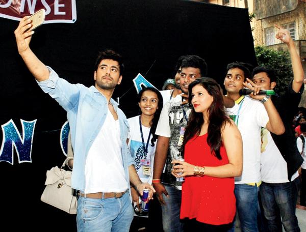Karanvir and Mannara pose for a selfie with the collegians 
