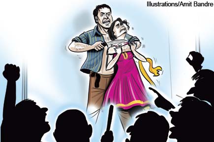 Mumbai crime: Cornered by mob, molester holds knife to victim's neck