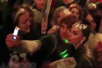 Lady Gaga gets mobbed by fans