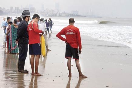 Mumbai: Heroic lifeguard saves two from drowning in sea at Juhu Beach