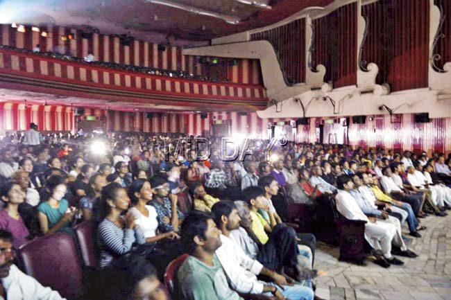 Maratha Mandir, which houses more than 1,000 people, was sold out for the first show of the 1,000th week of Dilwale Dulhania Le Jayenge. Pics/Bipin Kokate