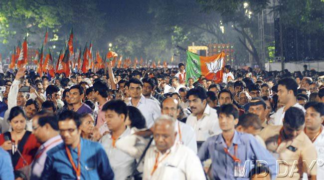 BJP supporters at Narendra Modi’s rally at Mahalaxmi Racecourse on Saturday. Pic/Sayed Sameer Abedi