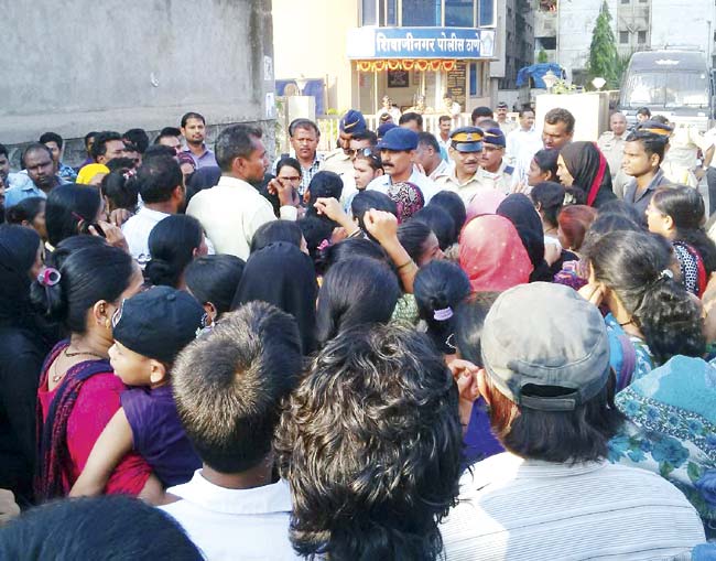Last evening, a large crowd gathered outside the police station yet again, demanding that the cops hand over the accused to them so they could get justice themselves
