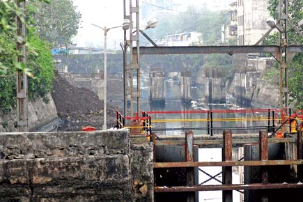Shoddy construction? Temporary dam collapses near key Mumbai pumping station