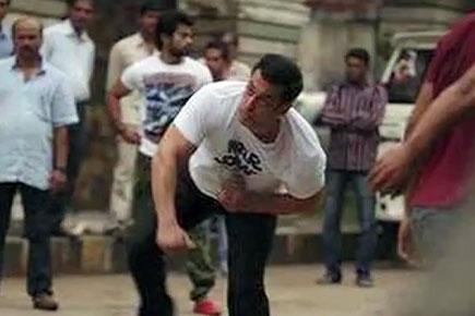 Salman Khan playing cricket on the set of 'Prem Ratan Dhan Payo' 