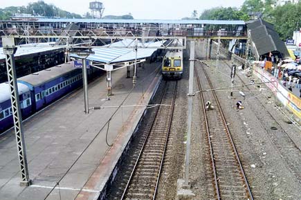 Mumbai: After train runs over girl threatening suicide, boyfriend drinks poison