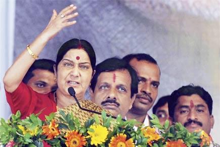 Mumbai: Sushma Swaraj lauds Swachh Bharat as gutter water accumulates nearby