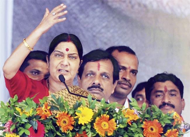 Union External Affairs Minister Sushma Swaraj had come to Dharavi to campaign for BJP candidate Divya Dholay. Pic/PTI