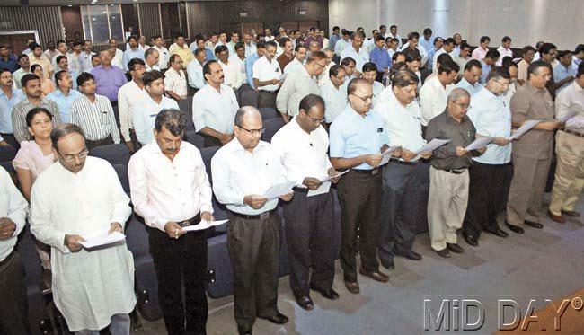 CIDCO employees taking the oath of cleanliness after the launch of the ‘Swachh Bharat’ campaign yesterday