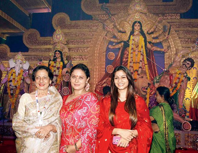 (L-R) Tanuja, Sharbani Mukherjee and Tanishaa Mukherjee
