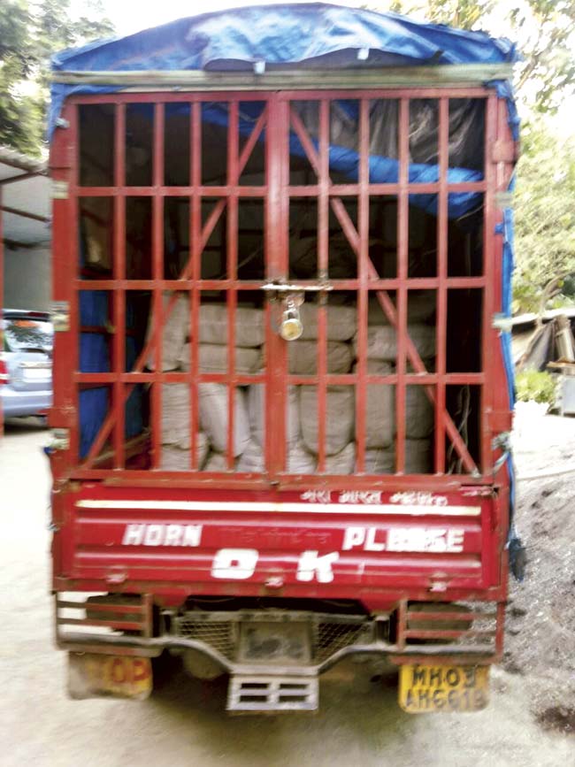Malwani police seized a tempo carrying over 500 kg of illegal plastic bags on Saturday