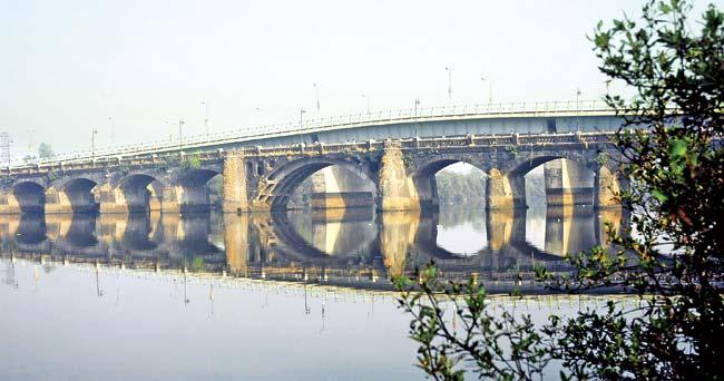 A view of Kalwa Bridge that connects Thane with Navi Mumbai