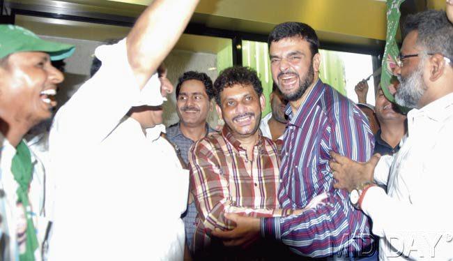 AIMIM’s Waris Pathan (in brown shirt) celebrates his maiden victory in Mumbai. Pic/Atul Kamble