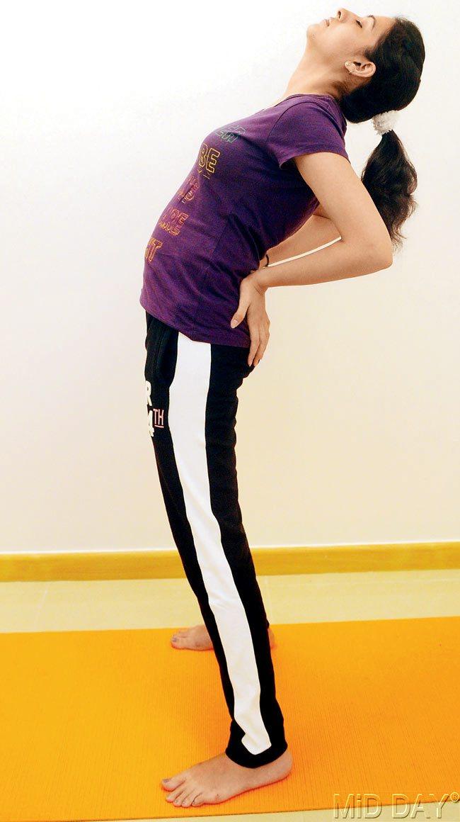 Extension in standing: Support your lower back with both hands, keep your knees straight and bend backwards.