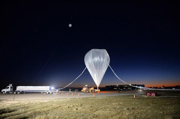 The StratEx team fills a high-altitude balloon to take Google executive Alan Eustace to the Stratosphere in Roswell, New Mexico. Pic/AFP