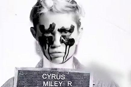 Miley Cyrus disses Justin Bieber with prison mug shot