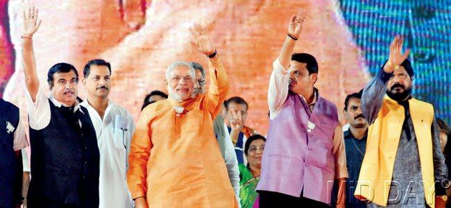 (C) Prime Minister Narendra Modi with Nitin Gadkari on his right, and Devendra Fadnavis and Ramdas Athawale on his left at Mahalaxmi Racecourse yesterday. pic/SAYYED SAMEER ABEDI