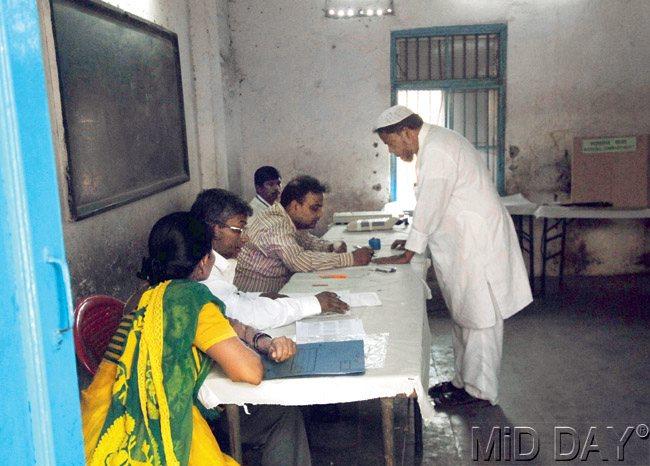 4,588 officials from the state government will man polling booths. Pic for Representation only