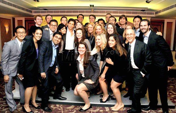 Shah Rukh with the group of Stanford students