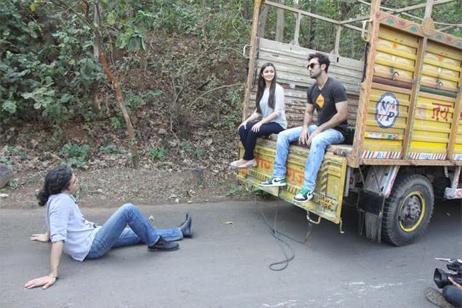 Ranbir Kapoor chats up Alia Bhatt and Imtiaz Ali in the truck used in 