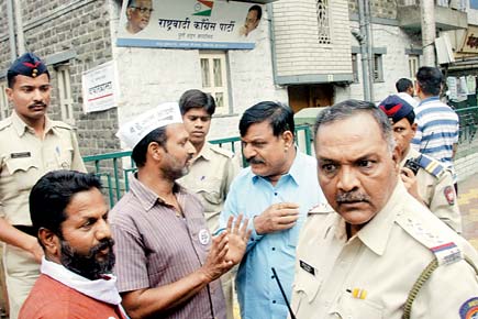 25 AAP volunteers detained for 'jhadoo' protest on Tilak Rd