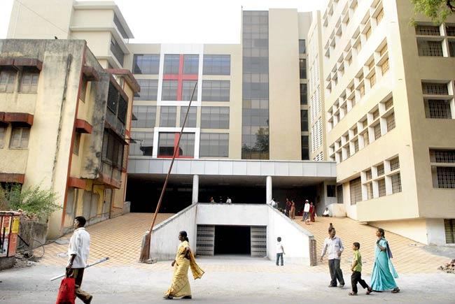 Closed on weekends? Two resident doctors at Kamla Nehru Hospital refused to admit nine-months pregnant Amrin Sheikh