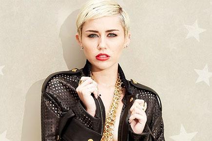 Miley Cyrus twerks again