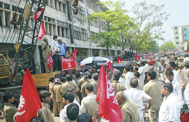 Protests: The Sharad Rao-led Mumbai Auto Rickshawmen’s Union chant slogans against the online system outside the Wadala RTO. One of their criticisms was that the system hadn’t been approved by the State Transport Authority. Pic/Sayed Sameer Abedi