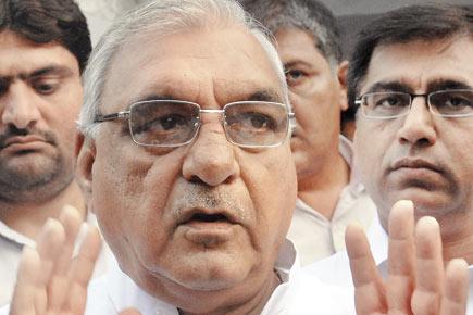Shoe hurled at Haryana chief minister