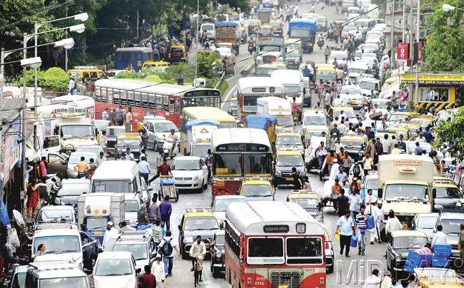 Crawford Market witnessing traffic congestion almost every day. Pic/Bipin Kokate