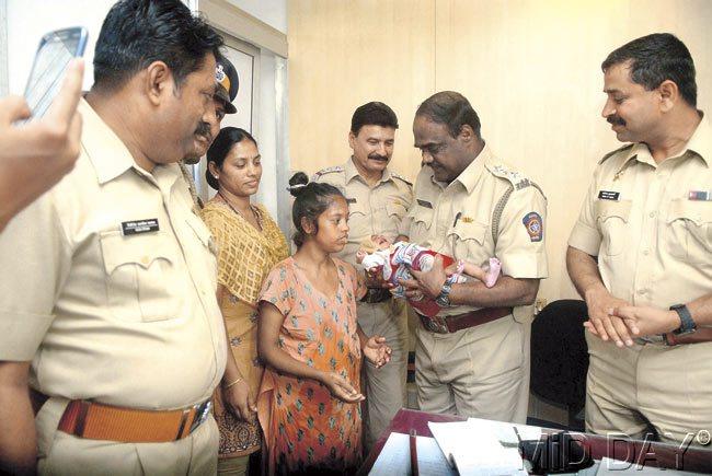 Cops hand over the two-month-old Kartika to her mother Geeta Ramesh Sharma after the toddler was stolen from right under her nose. Pics/Pradeep Dhivar
