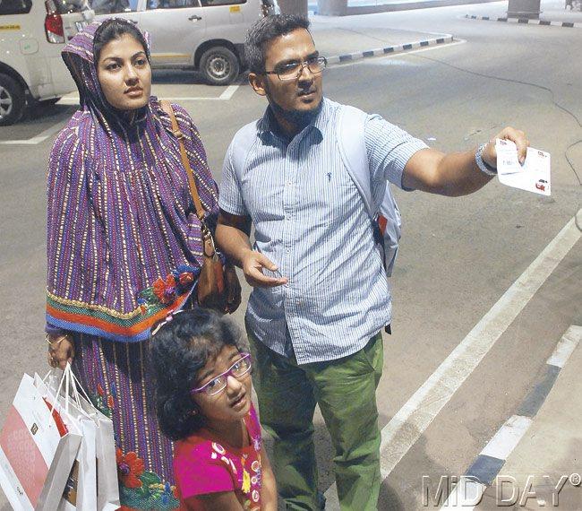 Haida and Zara Adamjee, who arrived from Dubai, had to wait for 35 minutes for a taxi. Pic/Sayed Sameer Abedi