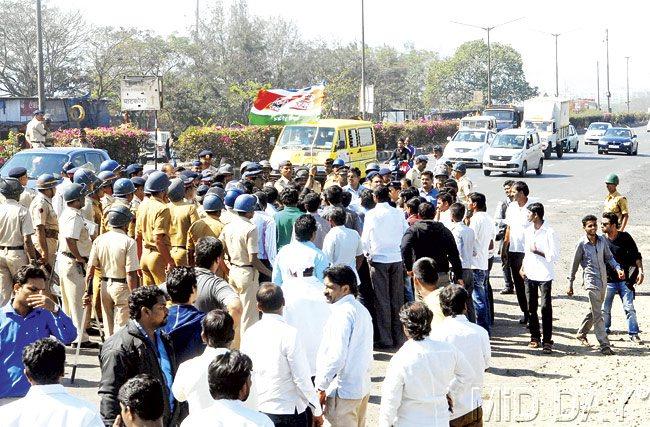 About 100 MNS party workers protesting at the Vashi toll plaza were detained by the police and sent to Mathadi Bhavan yesterday. Pic/Shadab Khan