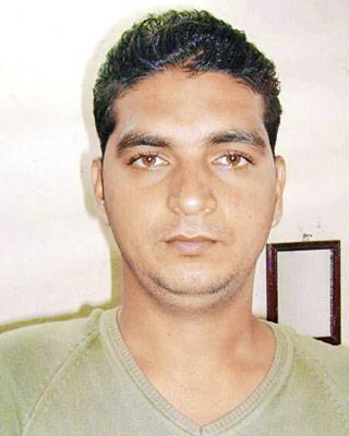 Munir Mehendi Kapadiya (26), Mumbra resident