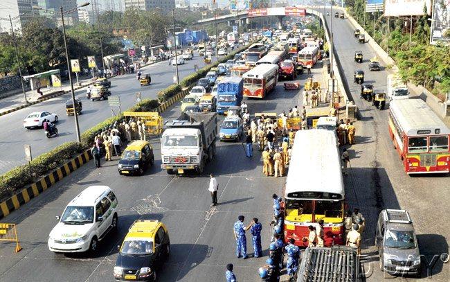 Police barricade the road near Somaiya ground to intercept Raj Thackeray’s convoy