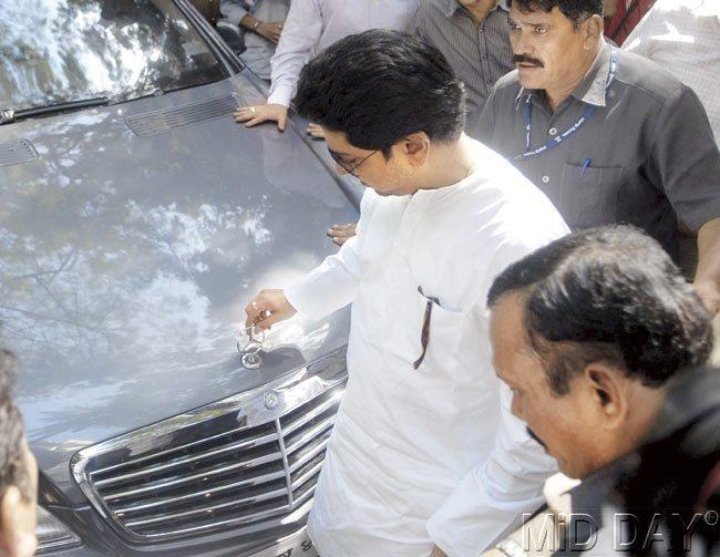 Raj Thackeray comes back home to Krishnakunj, after being released from detention