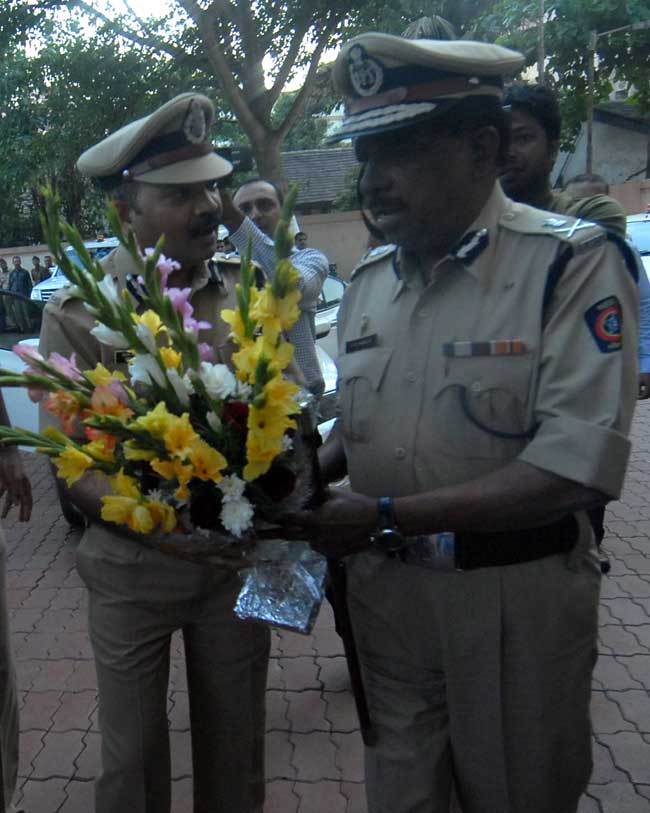 Joint Commissioner of Police Bipin Kumar Singh welcomming to new Thane Commissioner of Police Vijay Kamble