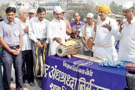 MANS, Warkaris hold kirtan to protest against delay in arrest of Dabholkar's murderers