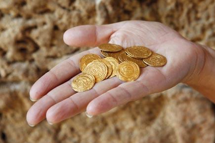 US couple finds USD 10 million worth of gold coins buried inside their property 