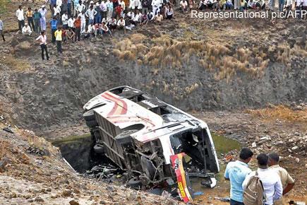 Ten die in road accident on Pune-Solapur Highway