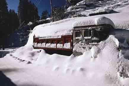 Heavy snowfall closes Himachal roads