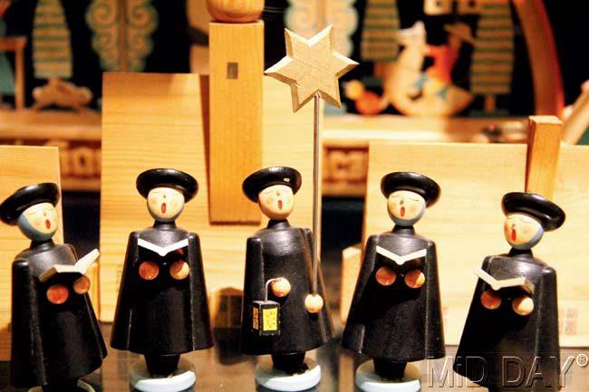 Choir boys carved in wood at the Toy Museum in Seiffen 