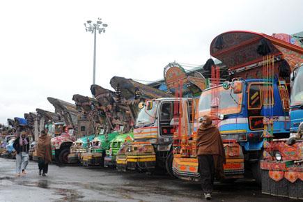 India and Pakistan ends three-week old truck standoff