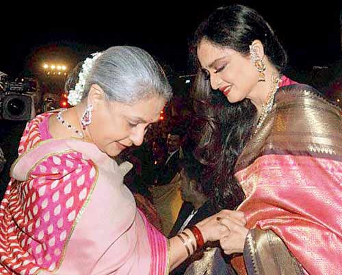 Jaya Bachchan and Rekha chat at the 2014 Screen Awards