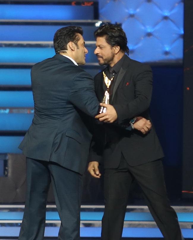 Salman Khan, Shah Rukh Khan hug again at 