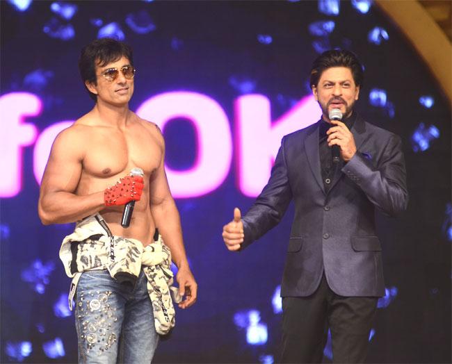 Shah Rukh makes Sonu strip