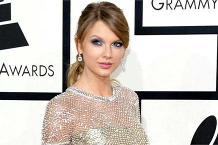 Taylor Swift reacts to Jennifer Lawrence's photobomb at Grammys 2014